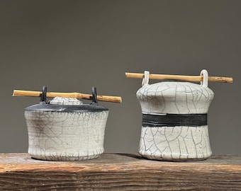 Paar Vintage japanische Studio Craft Raku gebrannte Steinzeug Kanister mit Deckeln, signiert / minimalistisch