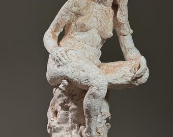 Escultura femenina sentada de yeso hecha a mano, estilo expresionista vintage