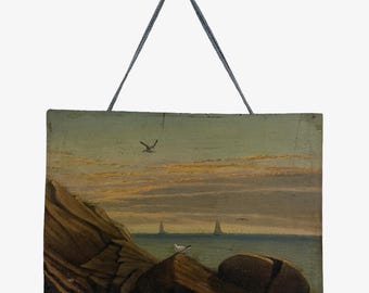 Arte popular antiguo: Paisaje marino de Maine con costa rocosa y veleros, firmado (óleo sobre tabla)