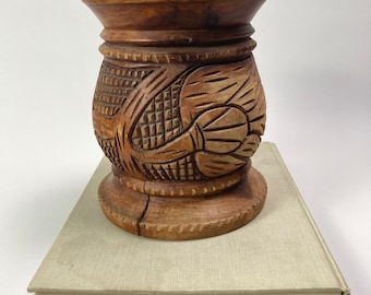 Urna de madera botánica antigua tallada a mano con arte popular (firmada)