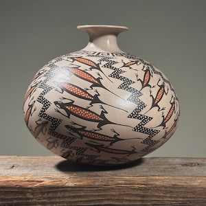 Vintage Mata Ortiz Polychrome Vase with Lizard Detail by Gerardo Mora Tena, Signed