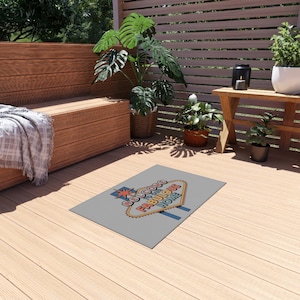 Felpudo "Bienvenido a nuestro fabuloso hogar": Felpudo estilo Las Vegas, alfombra de entrada para exteriores, regalo de inauguración, decoración para el porche.