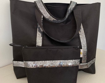 sac de plage, de course, shopping, style Vanessa Bruno avec un tissu noir, sequins argentés avec sa pochette assortie