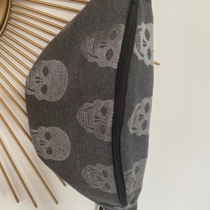 Bum bag, woman /ROCK / silver gray skull fabric, worn across the body, closure