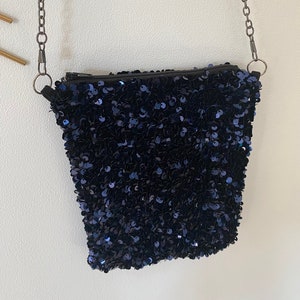 Petit sac, sac besace /GLITTER / pochette avec chaine, porté en travers, sequins bleu marine image 1