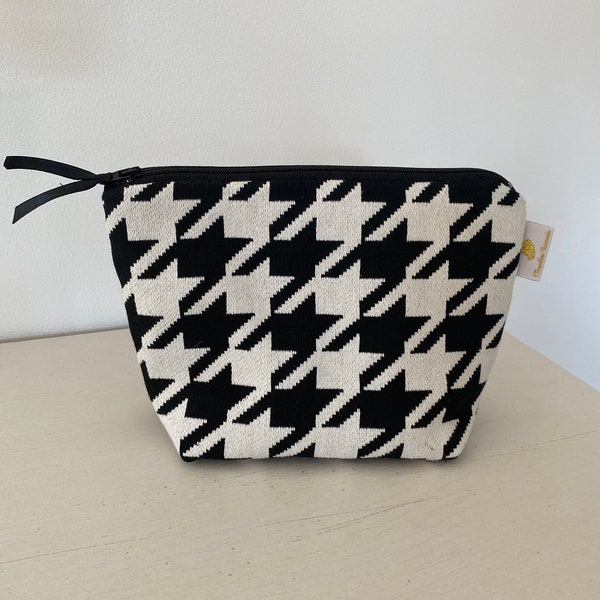 pochette de sac ou trousse de maquillage, avec un tissu à carreaux noir et blanc