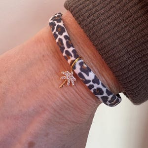 Braccialetto elastico in tessuto con stampa leopardata e ciondolo a forma di palma, placcato oro, regolabile, accessorio di gioielleria da donna, regalo per la festa della mamma.