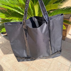 sac de plage, de course, shopping, style Vanessa bruno, avec un tissu noir, sequins noirs avec sa pochette assortie. image 4