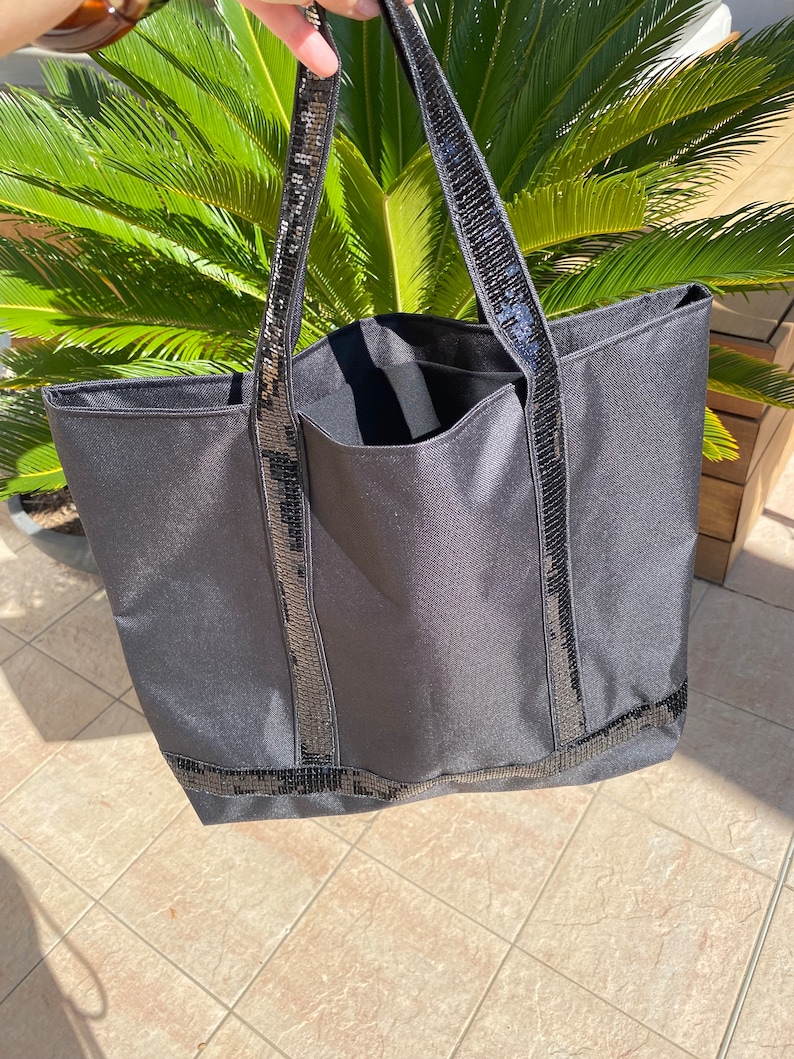 bolso de playa, bolso de correr, bolso de compras, estilo Vanessa Bruno, con tela negra, lentejuelas negras con su bolsita a juego. imagen 4