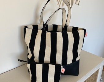 sac de plage, de course, shopping, avec un tissu noir et blanc à rayures, avec sa pochette assortie