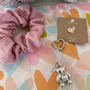 Coffret/idée cadeau enfant/chouchou/porte clé cartable/pin's paillette