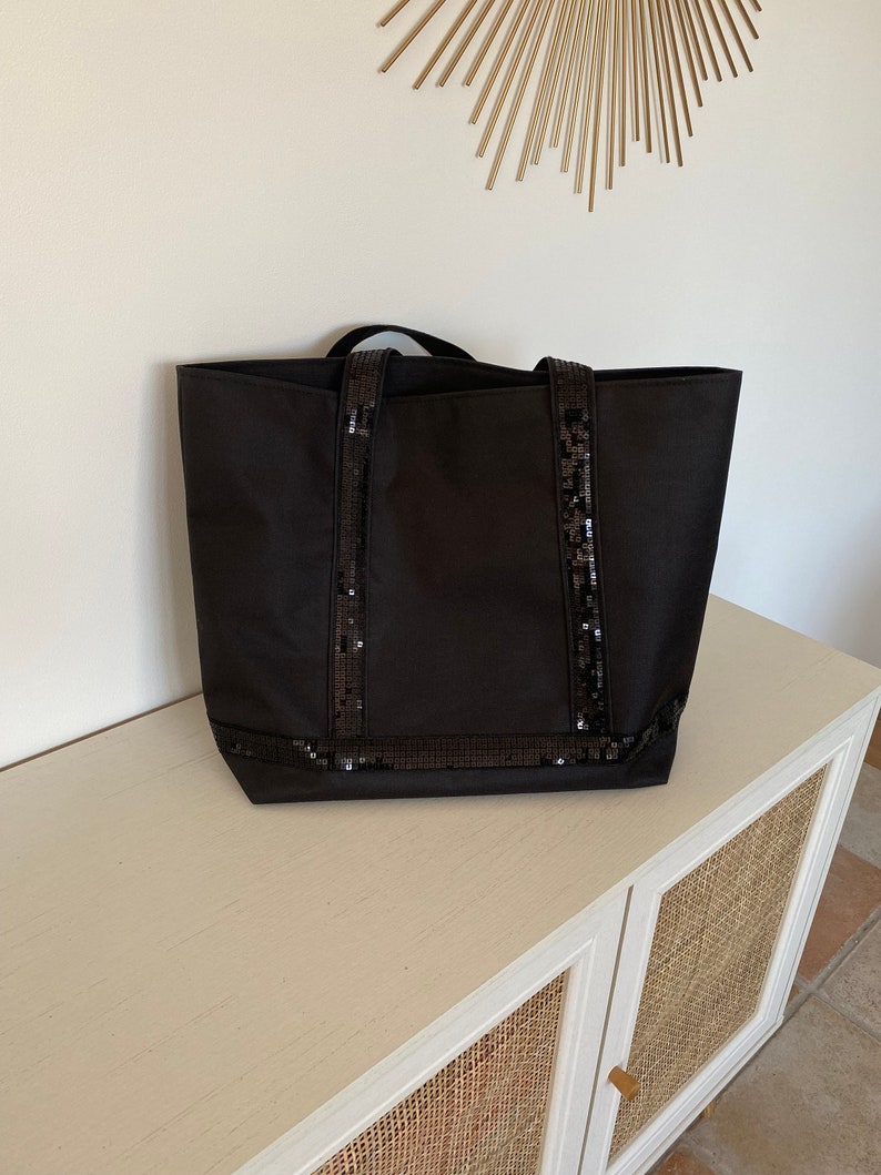 bolso de playa, bolso de correr, bolso de compras, estilo Vanessa Bruno, con tela negra, lentejuelas negras con su bolsita a juego. imagen 3