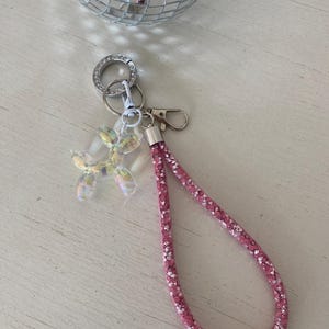 Porte clé grigri de sac, bijoux de sac porte bonheur, grigri chien irisé et dragonne rose pailletée, accessoire mode de sac femme