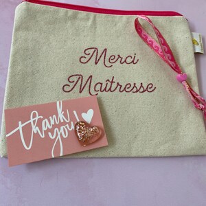 Coffret cadeau maîtresse, ATSEM, nounou ; une pochette tissu personnalisée, un pin's résine pailleté rose, un bracelet tissu cœur réglable