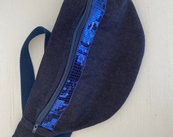 Sac banane, femme /JEANS / tissu en jeans bleu foncé  avec sequins bleus, porté travers, fermeture