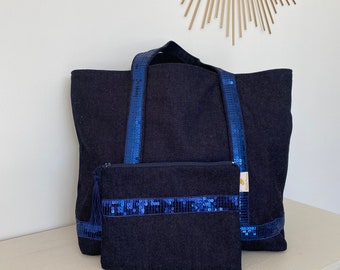 sac en tissu jeans bleu, style Vanessa Bruno avec des sequins bleus, avec sa pochette plate assortie