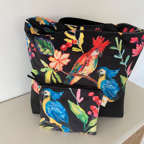 sac de plage, de course, shopping, avec tissu imprimé feuillage exotique perroquet, toucan multicolore en velours avec sa pochette assortie