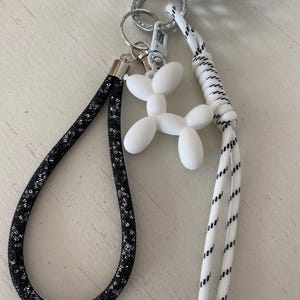 Porte clé grigri de sac, bijoux de sac porte bonheur, grigri chien blanc et dragonne strass noire pailletée, accessoire mode de sac femme