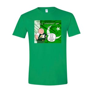 Könnte beinhalten: Grünes T-Shirt mit einer Cartoonfigur und einer Grafik der pakistanischen Flagge. Die Figur trägt ein grünes Hemd mit einem Adlerdesign. Text in Urdu und eine Sprechblase mit der Aufschrift "Ich sterbe für mein Land Philadelphia".