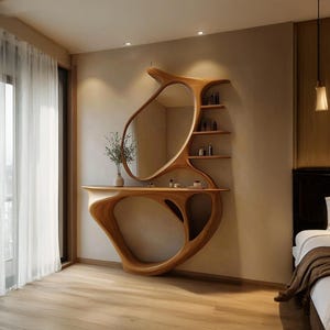 Könnte beinhalten: Ein moderner Holzschminktisch mit einem ovalen Spiegel und integrierten Regalen. Der Schminktisch hat eine einzigartige, organische Form und ist aus hellem Holz gefertigt. Eine Vase mit Blumen und kleine Flaschen befinden sich auf der Oberfläche.