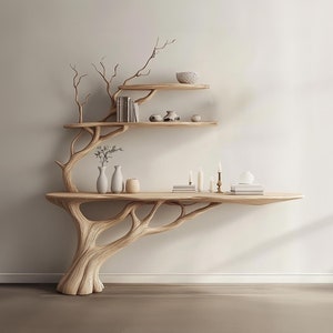 Puede incluir: Una estantería de madera con forma de rama de árbol con dos estantes y una larga mesa curva. Los estantes están decorados con libros, pequeños jarrones de cerámica y un cuenco. La mesa tiene un pequeño jarrón, un candelero con velas y una pila de libros.