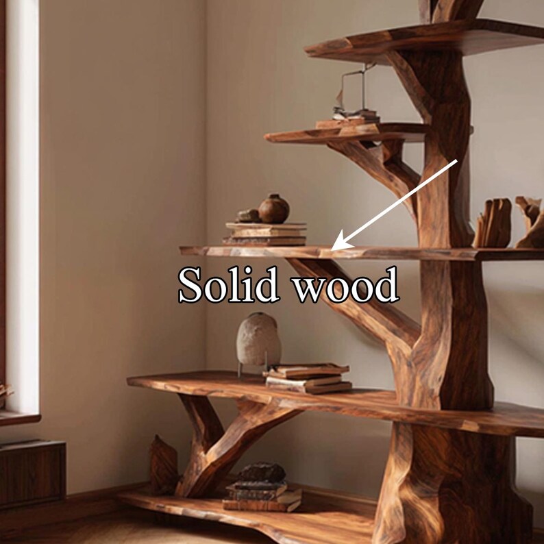 K&ouml;nnte beinhalten: Ein B&uuml;cherregal aus massivem Holz mit einem baumartigen Design. Die Regale bestehen aus dunkelbraunem Holz und sind versetzt angeordnet. Der Text "Solid wood" ist auf dem Bild sichtbar. Das B&uuml;cherregal ist mit B&uuml;chern und dekorativen Objekten gef&uuml;llt.