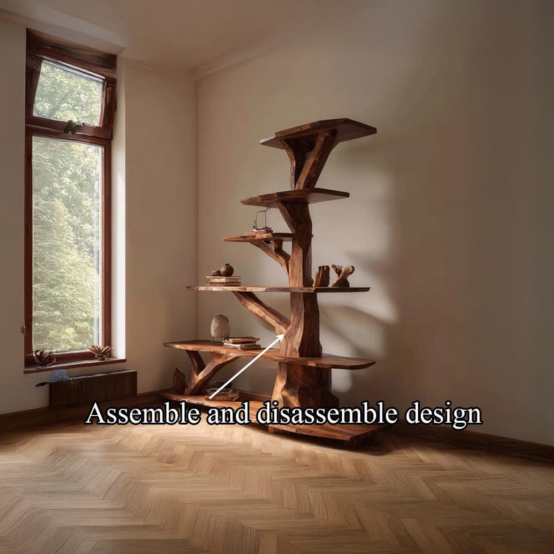 K&ouml;nnte beinhalten: Ein baumf&ouml;rmiges B&uuml;cherregal aus Holz mit mehreren Regalen. Die Regale sind unterschiedlich gro&szlig; und werden von einer zentralen, stammartigen Struktur getragen. Der Text "Assemble and disassemble design" ist unten im Bild zu sehen. Das B&uuml;cherregal befindet sich in einem Raum mit einem Fenster.