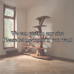 K&ouml;nnte beinhalten: Handgefertigtes, baumf&ouml;rmiges Holzregal mit mehreren Plattformen. Das Regal ist aus dunkelbraunem Holz gefertigt und hat ein nat&uuml;rliches, organisches Design. Der Text auf dem Bild lautet: "We can custom any size. Please let me know if you want."