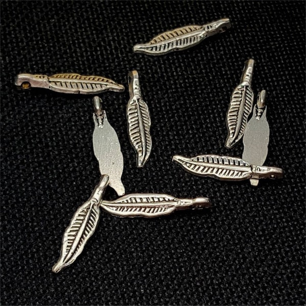 8 petits pendentifs breloques plumes feuilles métal argenté 18x4mm #056