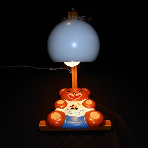 Lampe en bois avec ourson peint