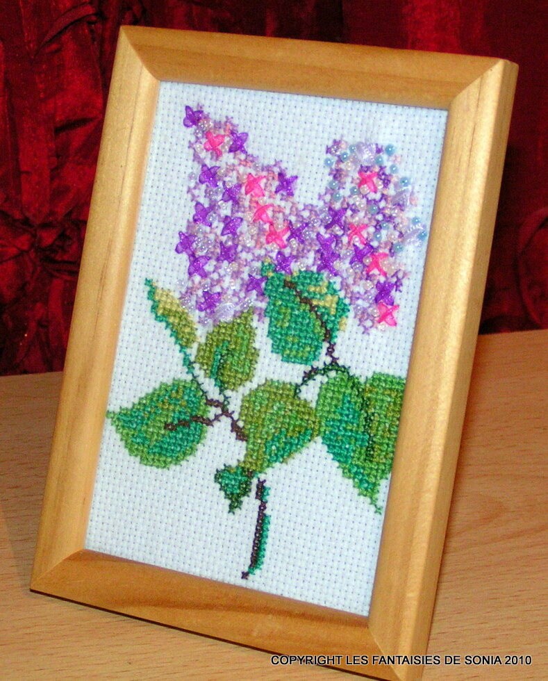 Cadre en Bois avec Broderie Motif Lilas
