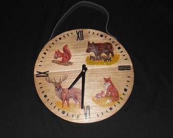 Horloge en bois rustique peinte avec animaux de la forêt