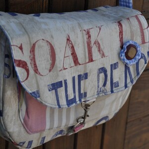 Sac besace en toile imprimée, doublé de coton vichy.