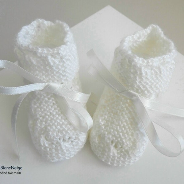 Chaussons bébé Naissance calinou lait ruban ivoire tricot bebe fille avec liseré haut astrakan tricotés main fait main modèle sur COMMANDE