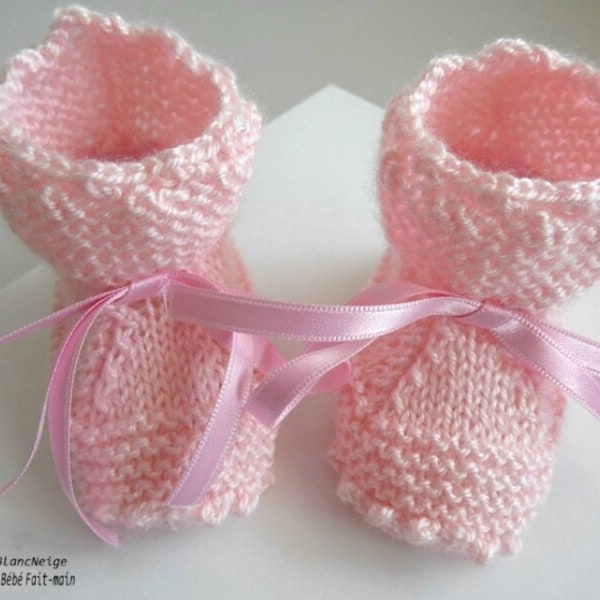 Chaussons bebe 1 mois tricotes main à crans et liseré haut astra en laine calinou rose tricot bebe laine bebe laine layette SUR COMMANDE