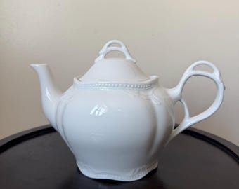 Weiße Glas Vintage große Teekanne mit antikem floralem Blatt Muster