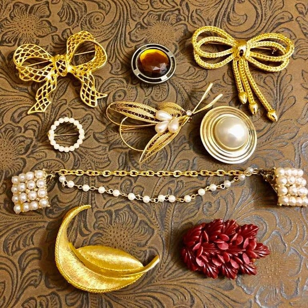 Vintage Assortment Brooches                     169