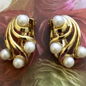 Vintage Crown Trifari Faux Pearl Earrings 540 image 1