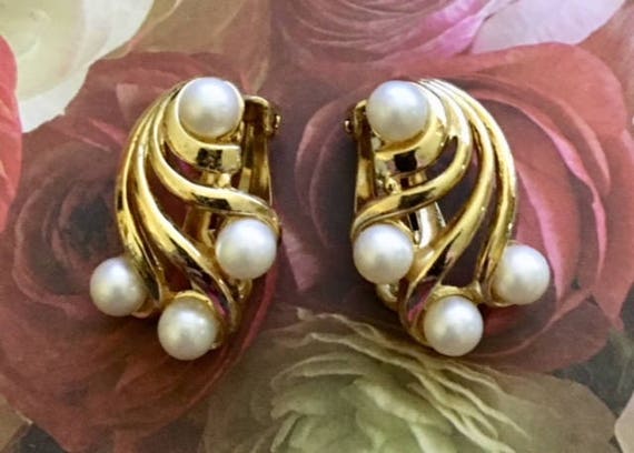 Vintage Crown Trifari Faux Pearl Earrings 540