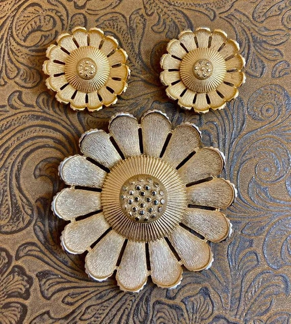 Vintage Sarah Coventry Gold Tone Sunflower (sold … - image 1