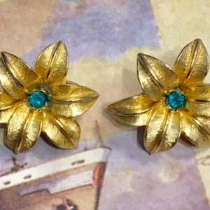 Vintage A.R.T. Goldtone Flower Earrings     582