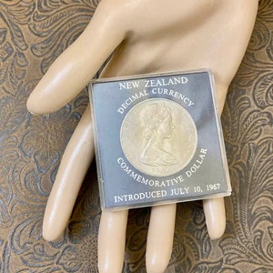 Vintage Queen Elizabeth II Commemorative Coin                                                 QE22