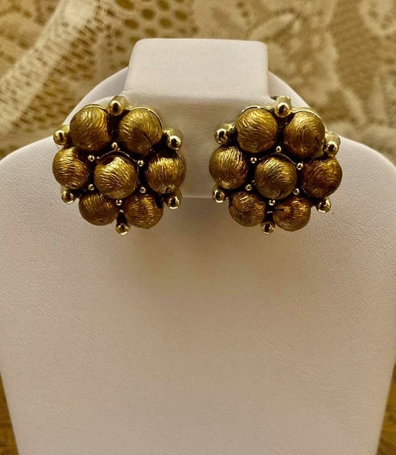 Vintage Lisner Clip Earrings                     … - image 1