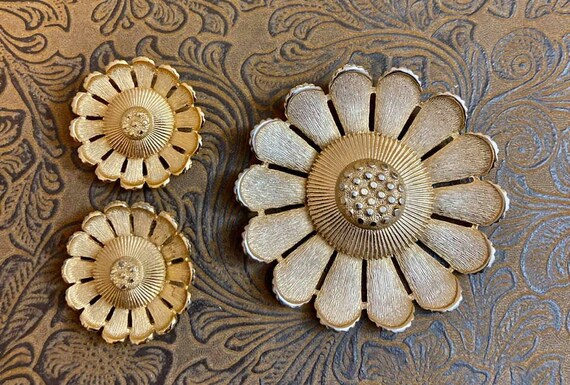 Vintage Sarah Coventry Gold Tone Sunflower (sold … - image 2