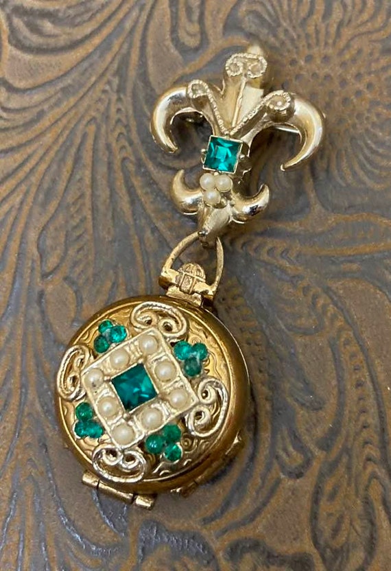 Locket brooch deals