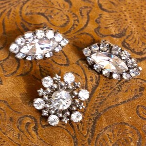 Conjunto de brincos e broches vintage pequenos e adoráveis 779