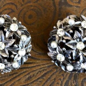 Vintage Lovely Clip On Earrings            475
