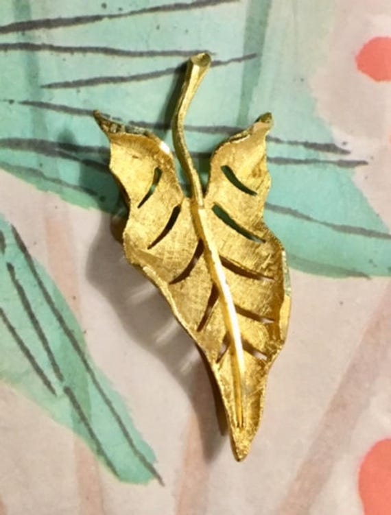 Vintage JS Gold Tone Leaf Brooch                  