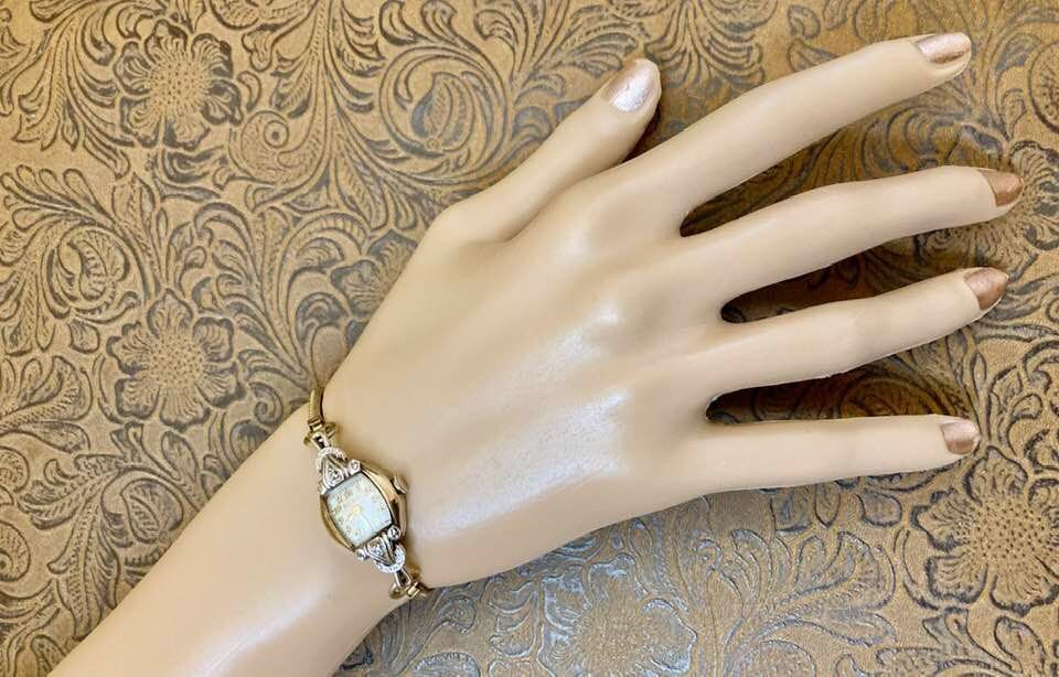 【美品】BULOVA レディース時計　10K ゴールド　ヴィンテージ 腕時計 Vintage 10K RGP Bulova Gold Art Deco Style Dainty Classic Stretch