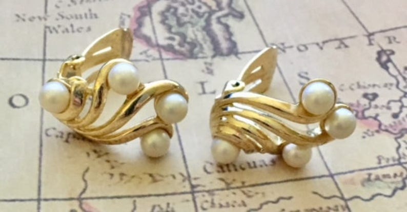 Vintage Crown Trifari Faux Pearl Earrings 540 image 6